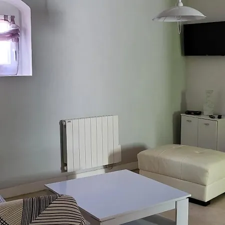 Maison conviviale avec jardin à Revest-des-Brousses Hébergement de vacances *